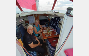 Pique-nique après le passage de l'écluse.