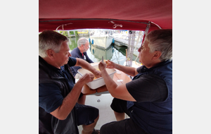 Après le souper, la vaisselle. Den Bommel : un tout petit port où le havenmeester a poussé les bateaux pour qu'on puisse s'y mettre.