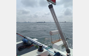 On croise le rail d'entrée du port de Rotterdam : pas mal de traffic.