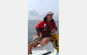 Toujours attentif à la barre et à la route.