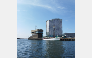 Un beau 2 mât à l'entrée.