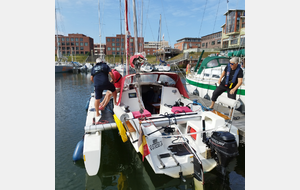 Dépliage des flotteurs de l'Astus 24.